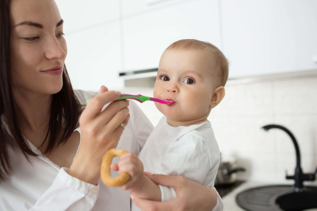 como alimentar bebe de 6 meses
