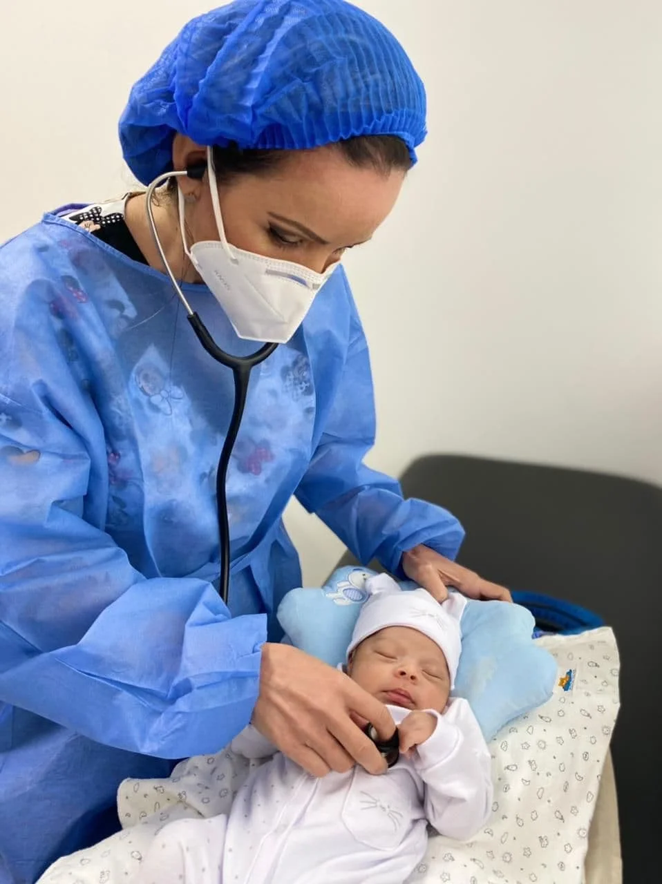 pediatra-cucuta-dra-aida-atendiendo-bebe Dra Aida Duarte atendiendo a un bebé en su consultorio en Cúcuta